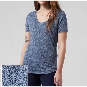 Athleta Breezy Scoop V-Neck Tee Shirt Blue Leopard Print Small